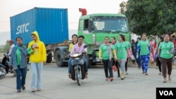 FILE: Garment workers are entering for their work shift at the factory located in Sihanoukville provincial Preynub district, on Feb 12, 2019. (Aun Chhengpor/VOA Khmer) 