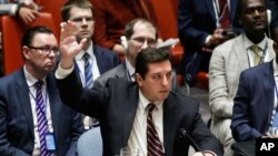 លោក Vladimir Safronkov ឯកអគ្គរដ្ឋទូត​រង​របស់​រុស្ស៊ី​ប្រចាំ​នៅ​អង្គការ​សហប្រជាជាតិ​លើក​ដៃ​ប្រឆាំង​នឹង​សេចក្តី​សម្រេច​មួយ​នៅ​ទីស្នាក់ការ​កណ្តាល​ នៅ​ក្នុង​ក្រុង​ញូវយ៉ក កាលពី​ថ្ងៃទី១២ ខែមេសា ឆ្នាំ២០១៧។