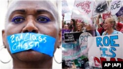 Arhiv: Aktivisti za i protiv abortusa ispred zgrade Vrhovnog suda u Washingtonu.