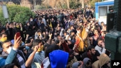 Para mahasiswa Iran melakukan demonstrasi anti pemerintah di kampus Universitas Teheran, di Teheran, Sabtu (30/12). 