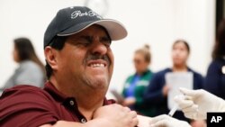 آرشیو - مردی در حال دریافت واکسن آنفولانزا در تگزاس