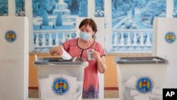 Серед учасників перегонів із обрання близько 12 000 посадовців - партія президентки Маї Санду та проросійська партія "Відродженя" 