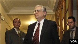 Perdana Menteri Yunani Lucas Papademos setibanya di Pertemuan Parlemen di Atena, Yunani (10/2).