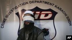 Pemimpin Taliban Afghanistan paling senior yang ditahan di Pakistan, Mullah Abdul Ghani Baradar, saat ditangkap di Karachi, 17 Februari 2010 (Foto: dok). Pakistan telah membebaskan Baradar, Sabtu (21/9).