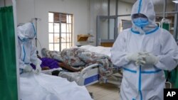 Petugas medis bersiap mengevakuasi jenazah pasien virus corona yang telah meninggal dunia, di unit perawatan intensif sebuah rumah sakit di Machakos, Kenya, Jumat, 20 Agustus 2021. (Foto: AP)