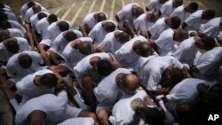 Članovi bande MS-13 u zatvoru sa maksimalnim obezbeđenjem u El Salvadoru. 