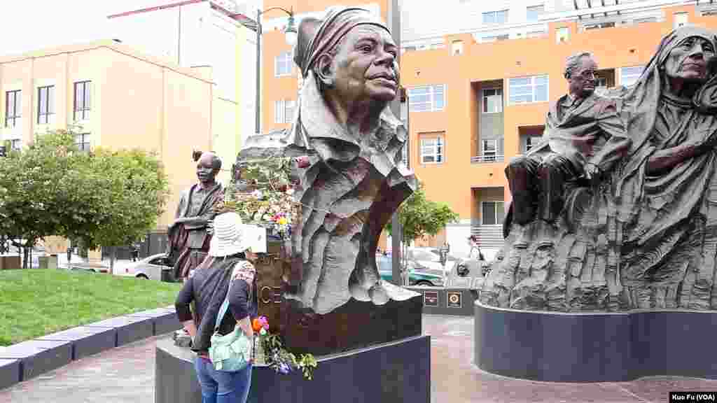 今年去世不久的诗人安吉罗的头像