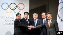 Lee Hee-beom, président du Comité olympique de PyeongChang, Kim Il Guk, ministre des Sports et président du Comité olympique nord-coréen, Do Jong-hwan, ministre sud-coréen de la Culture, des Sports et du Tourisme , Thomas Bach, président du Comité interna