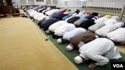 Kaum muslim melaksanakan tarawih bersama pada saat malam bulan Ramadhan (foto: ilustrasi).