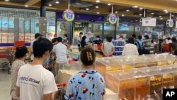 Antrean warga Yangon, Myanmar, saat berbelanja kebutuhan makanan dan lainnya, 7 September 2021. (AP)