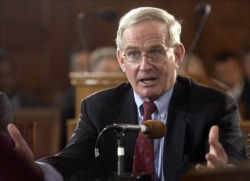 FILE - Pittsburgh Mayor Tom Murphy talks to city council members in Pittsburgh, Pennsylvania, April 2, 2004.