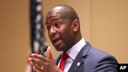 Andrew Gillum de l'aile gauche du parti démocrate en pleine campagne, le 15 août 2018.
