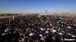 Anggota kelompok Muslim Sunni melakukan Shalat Jumat di sela-sela demonstrasi anti pemerintah di Falluja, Irak (28/12). (Reuters)