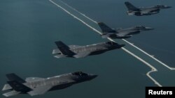 រូបឯកសារ៖ យន្ត​ហោះ​ចម្បាំង​អាមេរិក Air Force F-16 និង F-35 Lightning ក្នុង​ការ​ហ្វឹកហាត់​នៅ​ជិត​មូលដ្ឋាន​ទ័ព​ អាកាសនៅ Kunsan កាល​ពី​ឆ្នាំ​២០១៧។