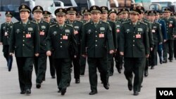 Delegasi Militer dari Tentara Liberasi Rakyat Tiongkok (PLA) menghadiri rapat tahunan di parlemen Tiongkok terkait kenaikan budget belanja militer negara itu (Foto: dok)