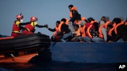 Migran dari Eritrea, Mesir, Suriah dan Sudan diselamatkan oleh para pekerja bantuan dari NGO Open Arms di Laut Mediterania, setelah melarikan diri dari Libya, 2 Januari 2021. (AP Photo/Joan Mateu)