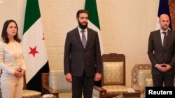Pemimpin de facto Suriah, Ahmed al-Sharaa (tengah) menerima Menteri Luar Negeri Jerman Annalena Baerbock (kiri) dan Menlu Prancis Jean-Noel Barrot di Damaskus, 3 Januari 2024 lalu. 