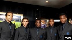John Obi Mikel (paling kanan) berfoto bersama Henrique Hilario, Fabio Borini, Michael Essien dan Daniel Sturridge di London bulan Juli 2010 (foto dok.) Ayahnya dilaporkan diculik sejak Jumat lalu dan belum ditemukan hingga saat ini.