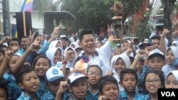 Ratusan siswa berfoto bersama lentera berisi api yang akan digunakan dalam kirab obor Asian Para Games 2018, 5 September 2018. (Foto: VOA/Yudha)