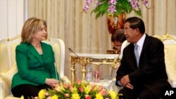 រូបឯកសារ៖ លោក​នាយក​រដ្ឋ​មន្ត្រី ហ៊ុន សែន (ស្តាំ) ជួប​ពិភាក្សា​ជាមួយ​នឹង​លោកស្រី ហ៊ីឡារី គ្លីនតុន (Hillary Clinton) អតីត​រដ្ឋ​មន្ត្រី​ក្រសួង​ការបរទេស​អាមេរិក នៅ​ទីស្តីការ​គណៈរដ្ឋ​មន្ត្រី​កម្ពុជា នៅ​រាជធានីភ្នំពេញ កាលពី​ថ្ងៃច័ន្ទ ទី១ ខែ​វិច្ឆិកា ឆ្នាំ​២០១០។ នៅ​ឆ្នាំ​២០១៦​នេះ លោកស្រី​ គ្លីនតុន ត្រូវបាន​តែងតាំង​ជា​បេក្ខជន​ប្រធានាធិបតី​អាមេរិក​មក​ពី​គណបក្ស​ប្រជាធិបតេយ្យ ប្រកួត​ជាមួយ​នឹង​លោក ដូណាល់ ត្រាំ បេក្ខជន​មក​ពី​គណបក្ស​សាធារណរដ្ឋ​សម្រាប់​ការ​បោះឆ្នោត​ជ្រើសរើស​ប្រធានាធិបតី​អាមេរិក​ទី៤៥។