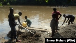 A Shabunda, les enfants travaillent dans les mines le long de la riviere Ulindi, en RDC, le 23 mars 2017. (VOA/Ernest Muhero)