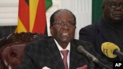 Robert Mugabe shugaban Zimbabwe yayinda yake yiwa al'ummar kasar jawabi jiya Lahadi ta kafar talibijan