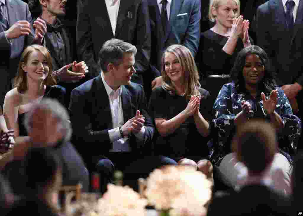 2017年2月6日，影星麦特・戴蒙及其左侧的演员艾玛&middot;斯通（Emma Stone ）以及右侧的演员 Octavia Spencer 在奥斯卡提名午餐会上。艾玛&middot;斯通后来荣获最佳女演员奖。