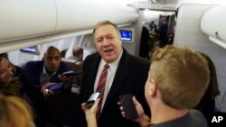  Menteri Luar Negeri AS Mike Pompeo berbicara kepada para wartawan di pesawat dalam perjalanan menuju London, 29 Januari 2020. 