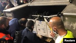 វ៉ាក់សាំង​បង្ការ​ជំងឺ​កូវីដ១៩ ផលិត​ដោយ​ក្រុមហ៊ុន Pfizer-BioNTech មួយ​ឈុត មក​ដល់​អាកាស​យានដ្ឋាន​អន្តរជាតិ Queen Alia ក្នុង​ទីក្រុង Amman នៃ​ប្រទេស​ហ្ស៊កដានី កាលពី​ថ្ងៃទី១១ ខែមករា ឆ្នាំ២០២១។