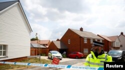 영국 런던 남부의 윌트셔 에임즈베리에서 40대 남녀가 '노비촉' 신경작용제에 노출된 후 의식불명으로 발견된 가운데 경찰이 5일 두 남녀의 거주지 앞에서 경비를 서고 있다.