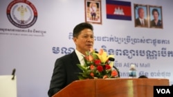 លោក ស៊ុន ចាន់ថុល រដ្ឋមន្ត្រី​ក្រសួង​សាធារណការ និង​ដឹក​ជញ្ជូន​នៅ​ក្នុង​ពិធី​សម្ភោធ​ឲ្យ​ដំណើរការ​មណ្ឌល​ប្តូរ និង​ពន្យារ​ប័ណ្ណបើកបរ ក្នុង​រាជធានី​ភ្នំពេញ​ កាល​ពីថ្ងៃ​ទី​១៥ ខែ​មិថុនា​ ឆ្នាំ​២០១៦។ (ហ៊ាន សុជាតា/VOA)