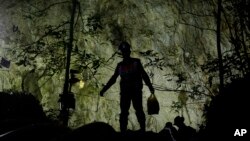 Para penyelamat masuk ke dalam gua, tempat 12 remaja pria dan pelatih sepak bola mereka hilang, di Mae Sai, Provinsi Chiang Rai, di utara Thailand, Minggu, 1 Juli 2018.