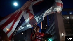 Un partisan du président américain Donald Trump scande "USA" la veille du premier meeting pour la campagne de réélection du président à Tulsa, Oklahoma, le 19 juin 2020.