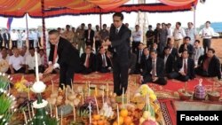 Pan Sorasak, Cambodia's minister of commerce (right) and Vietnamese ambassador to Cambodia Vu Quang Minh preside over the inauguration ceremony of “Da Market” on January 16, 2018. (Facebook page of Ministry of Commerce) 