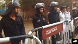 Des policiers devant une morgue au Caire, le 31 octobre 2015.