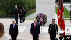 Predsednik SAD Donald Tramp i potpredsednik Majk Pens na ceremoniji polaganja venca na Spomenik neznanom junaku na Nacionalnom groblju u Arlingtonu (Foto: AP /Alex Brandon)