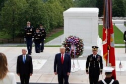 Presiden Donald Trump berdiri bersama Wapres Mike Pence dan Jenderal Omar Jones, Panglima Angkatan Bersenjata AS dalam Upacara Peringatan Hari Pahlawan (Memorial Day), 25 Mei 2020.