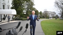 Predsednik Džo Bajden razgovara sa novinarima ispred Bele kuće, 30. januara 2024. (Foto: Mandel Ngan/AFP)