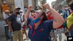 ស្ត្រី​ម្នាក់​ស្រែក​ពាក្យ​ស្លោក​គាំទ្រ​រដ្ឋាភិបាល ខណៈ​ក្រុម​បាតុករ​ដែល​ប្រឆាំង​រដ្ឋាភិបាល​ធ្វើ​បាតុកម្ម​ក្នុង​ទីក្រុង​ឡាហាវ៉ាន ប្រទេស​គុយបា ថ្ងៃទី១១ ខែកក្កដា ឆ្នាំ២០២១។