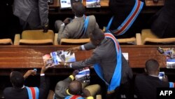 Bakeli mibeko na ndako ya bokeli mibeko na Kinshasa, 15 décembre 2012.