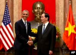 លោកប្រធានាធិបតី​អាមេរិក បារ៉ាក់ អូបាម៉ា (ឆ្វេង) និង​លោក​ប្រធានាធិបតី​វៀតណាម Tran Dai Quang ចាប់ដៃ​ស្វាគមន័​គ្នានៅ​វិមាន​ប្រធានាធិបតី​របស់​វៀតណាម នៅ​ទីក្រុងហាណូយ កាលពីថ្ងៃច័ន្ទ ទី២៣ ខែឧសភា ឆ្នាំ២០១៦។