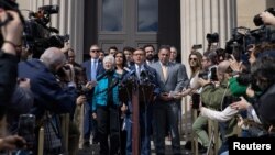 Udhëheqësi i Dhomës së Përfaqësuesve, Mike Johnson gjatë konferencës për shtypin ndërsa vizitoi Universitetin 'Columbia'