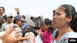 អ្នកស្រី​យ៉ាង​ សោភ័ណ្ឌ ប្រធាន​សម្ព័ន្ធ​សហ​ជីព​កម្ពុជា ផ្ទុះ​ហិង្សាជាមួយ​សមត្ថកិច្ច​ប៉ូលិស​ខ័ណ្ឌ​ដូនពេញ​នៅ​មុខ​រដ្ឋសភា​ជាតិ​នៅ​ព្រឹកថ្ងៃច័ន្ទនេះនៅ​ពេលតំណាង​កម្មករ​ប្រមាណ​១០០នាក់​តវ៉ា​កុំឲ្យមាន​ការ​អនុម័ត​ច្បាប់​សហជីព​នៅ​ខណៈពេល​តំណាងរាស្រ្ត​មកពី​គណបក្សកាន់​អំណាច​និង​គណបក្ស​ប្រឆាំង​កំពុង​អង្គុយ​នៅ​អង្គប្រជុំ​សភា។ ( ឡេង ឡែន/VOA)