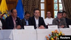 (L-R) Juan Camilo Restrepo Colombia's government representative, Ecuadorean Foreign Minister Guillaume Long and Pablo Beltran, representative of the delegation of National Liberation Army (ELN) for formal peace talks with Colombian government, hold a news conference in Quito, Ecuador, Jan. 18, 2017. 
