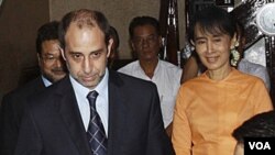 Utusan HAM PBB Tomas Quintana bersama Aung San Suu Kyi dalam kunjungan bulan lalu (24/8). Quintana juga diijinkan oleh pemerintah Birma mengunjungi para tahanan politik.
