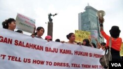 Para aktivis perempuan menggelar aksi damai dengan melakukan orasi di Bundaran Hotel Indonesia, Jakarta hari Minggu sore (18/9).