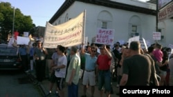 艾姆赫斯特社区华人抗议纽约市政府在当地建收容所 （抗议者提供）