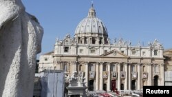 Lapangan St.Peter di kota Vatikan, saat Paus Benediktus menggelar misa khusus akhir Oktober lalu (Foto: dok). Pengadilan Vatikan telah menjatuhkan hukuman penjara dua bulan dan masa percobaan lima tahun atas Claudio Sciarpelleti, programer Vatikan yang membantu upaya membocorkan rahasia Paus Benediktus.