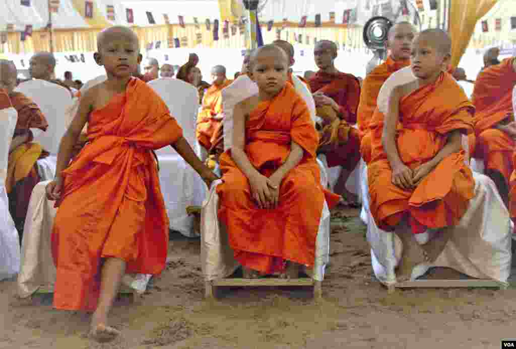 លោកនេននិមន្តគង់ស្ដាប់ការថ្លែងនានា នៅឯពិធីរំឭកខួប៧០ឆ្នាំនៃការបាត់បង់ទឹកដីកម្ពុជាក្រោម ដែលធ្វើឡើងនៅខណ្ឌសែនសុខ រាជធានីភ្នំពេញ កាលពីថ្ងៃទី៤ ខែមិថុនា ឆ្នាំ២០១៩។ (អូន ឆេងប៉រ/VOA)