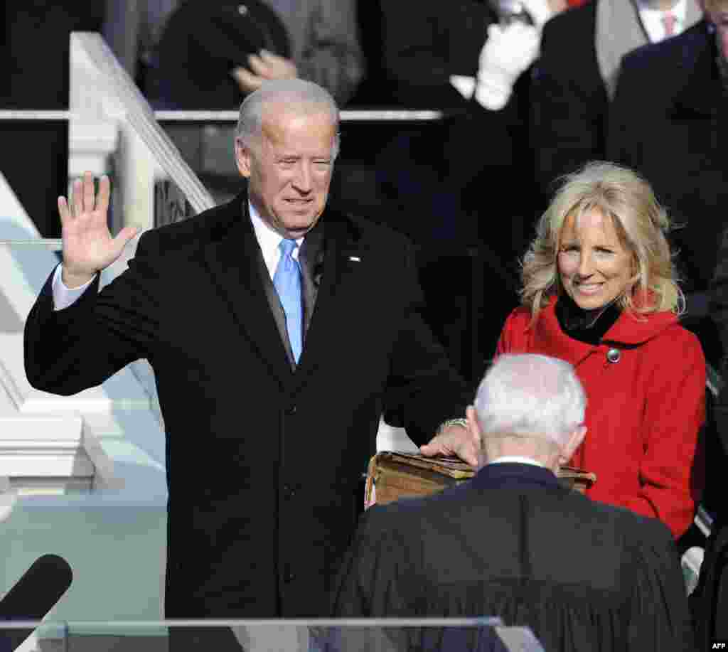 លោក Joe Biden និងភរិយា ពេលលោកស្បថចូលកាន់តំណែងជាអនុប្រធានាធិបតីសហរដ្ឋអាមេរិកនៅវិមានសភាសហរដ្ឋអាមេរិក រដ្ឋធានីវ៉ាស៊ីនតោន កាលពីថ្ងៃទី២០ ខែមករា ឆ្នាំ២០០៩។